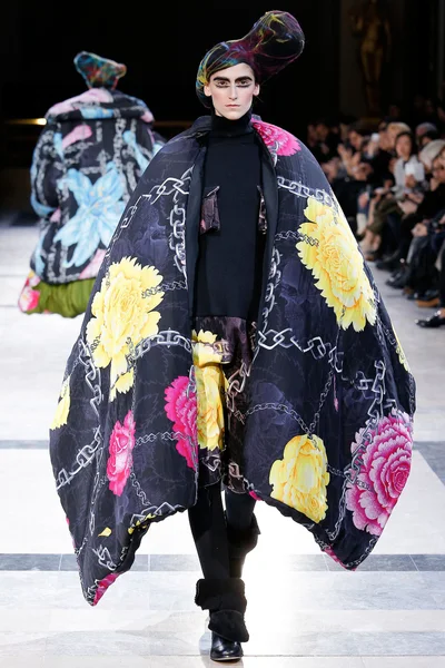 Look 10